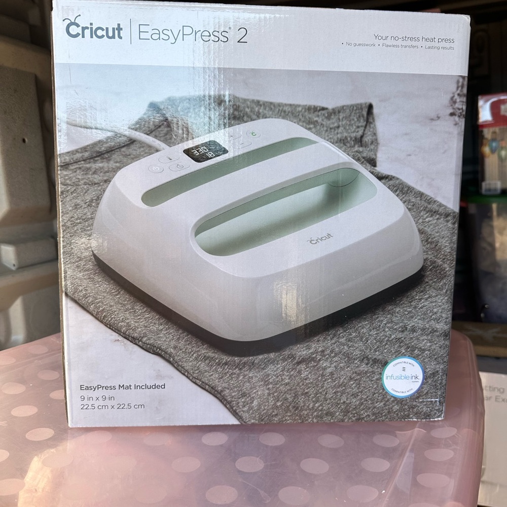 Cricut EasyPress 2 in White and Gray